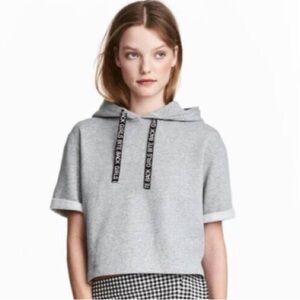 🏷️ 4/$25 H&M Grey Crop Hooded Sweater Short Sleeve Top